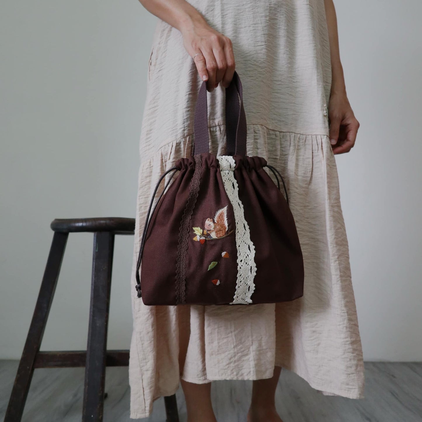 小松鼠手刺繡束口手提袋/米色 Drawstring Handbag