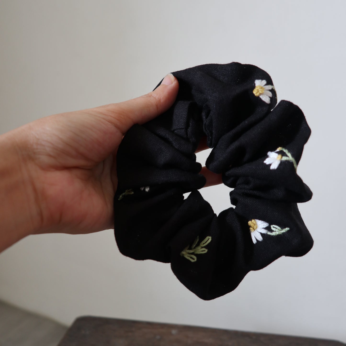 小花手刺繡髮圈|小菊|鬆緊髮圈Scrunchies|黑色