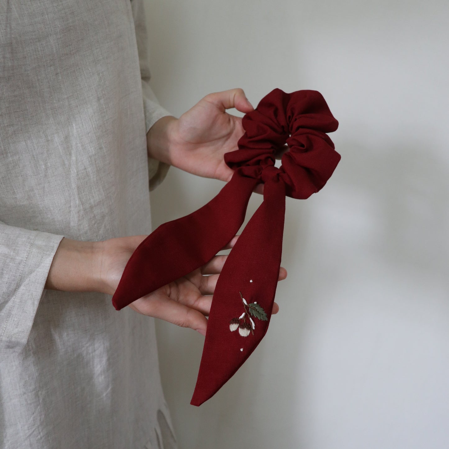 一枝橡果手刺繡長尾髮圈/鬆緊髮圈