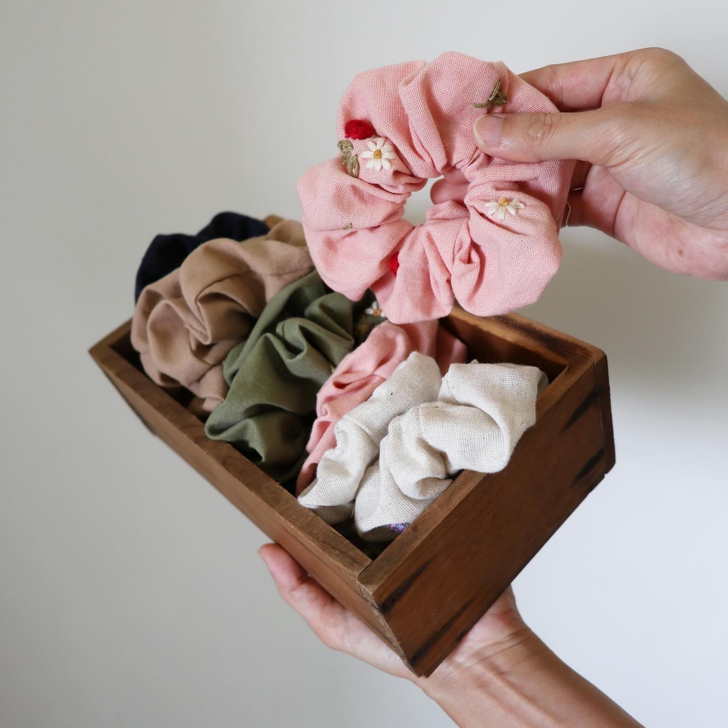 新品|小花手刺繡髮圈|鬆緊髮圈Scrunchies