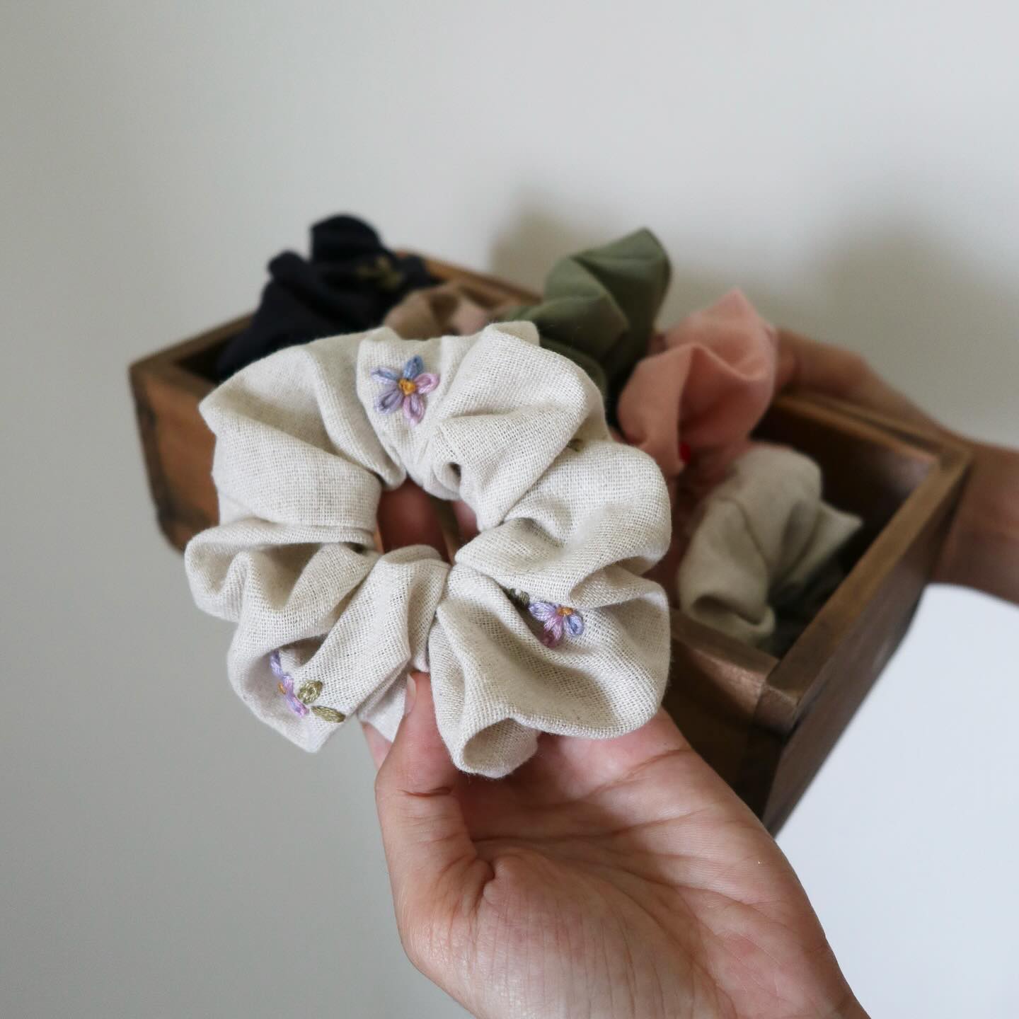 新品|小花手刺繡髮圈|鬆緊髮圈Scrunchies